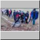 V pohřebišti favoritů zakončil svoji jízdu také Jarda Hanák. Deštník traťového komisaře Luďka Schneidera ukazuje na místa, kam má píchnout svůj kolíček.  (2003-11-15)